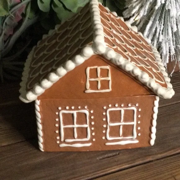 Pottery Barn Whimsical Lidded Holiday Gingerbread House Stoneware Cookie Jar BN - Picture 12 of 16